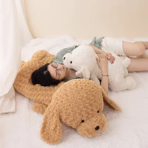 Hund gosedjur som stor kramkudde i realistisk teddystil, brun och vit, 42–68 cm