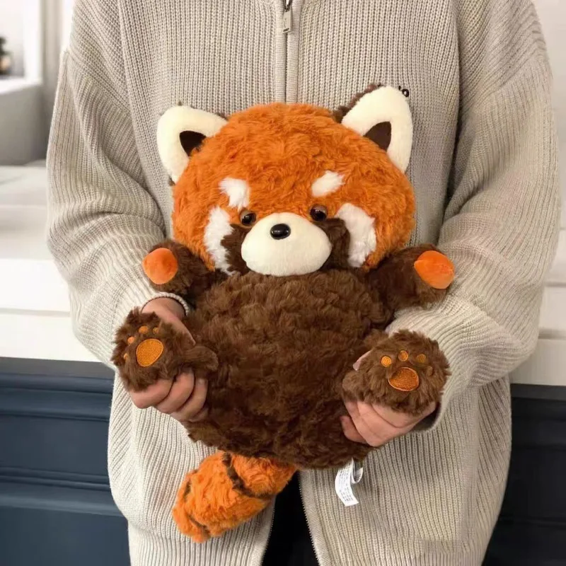 Panda gosedjur i tecknad stil med tvättbjörn, kramkudde för födelsedag, 25–35 cm 22 En person håller gosedjuret i en mysig vardaglig situation.
