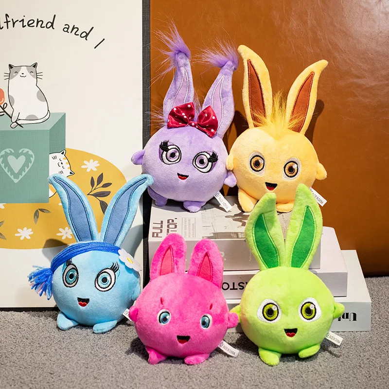 Fem söta regnbågsfärgade kanin gosedjur från Sunny Bunnies, presenter för barn 21 Flera plyschkaniner grupperade tillsammans som ett set.