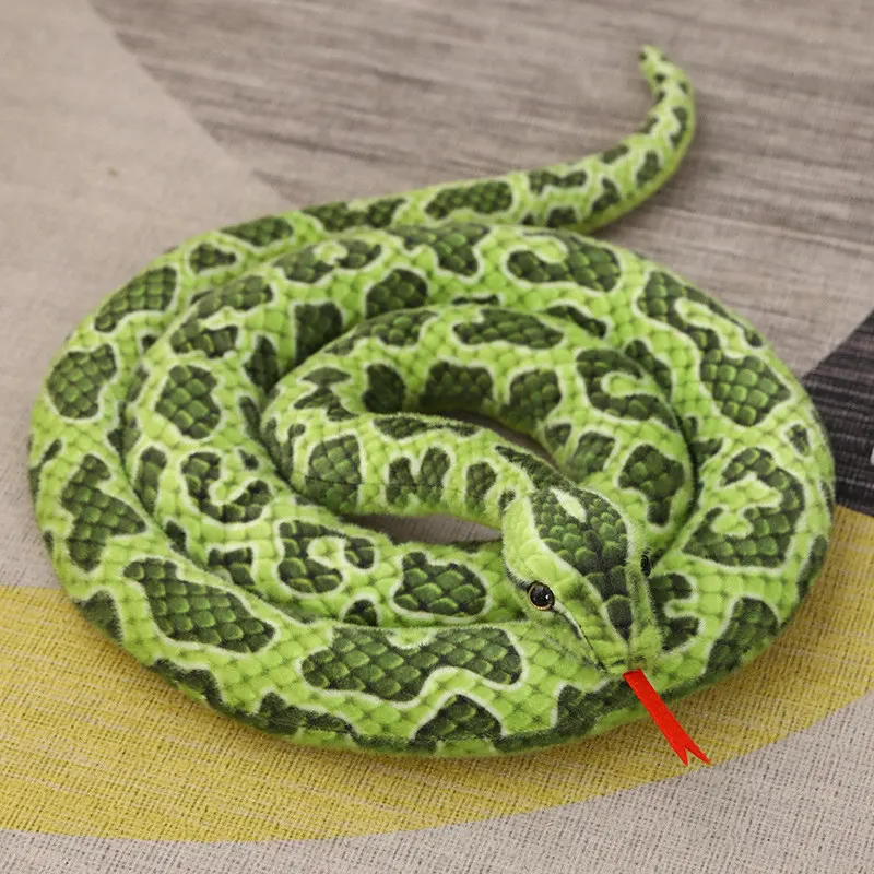 Python gosedjur, lång och jättestor med realistisk design i gyllene ton, 200 cm 19 Visa den gröna pytonormen hoprullad på en matta, med huvudet och mönstret synliga.