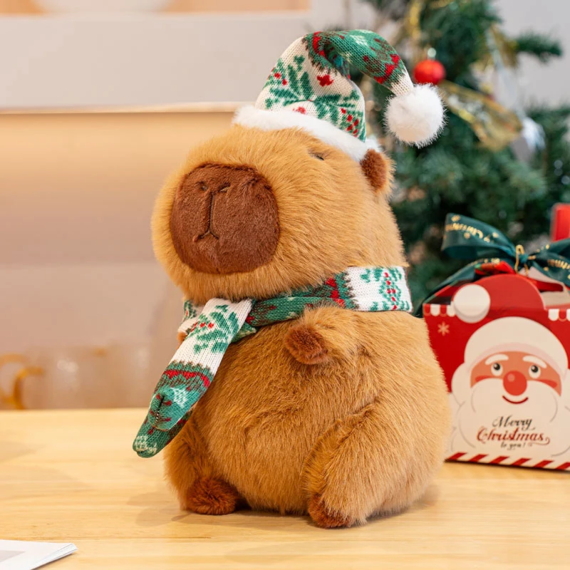 Kapybara gosedjur i kawaii-stil med tomteluva, julgran och polkagris som juldekoration 20 Brun capybaraliknande figur med grönvit julmössa och matchande halsduk.