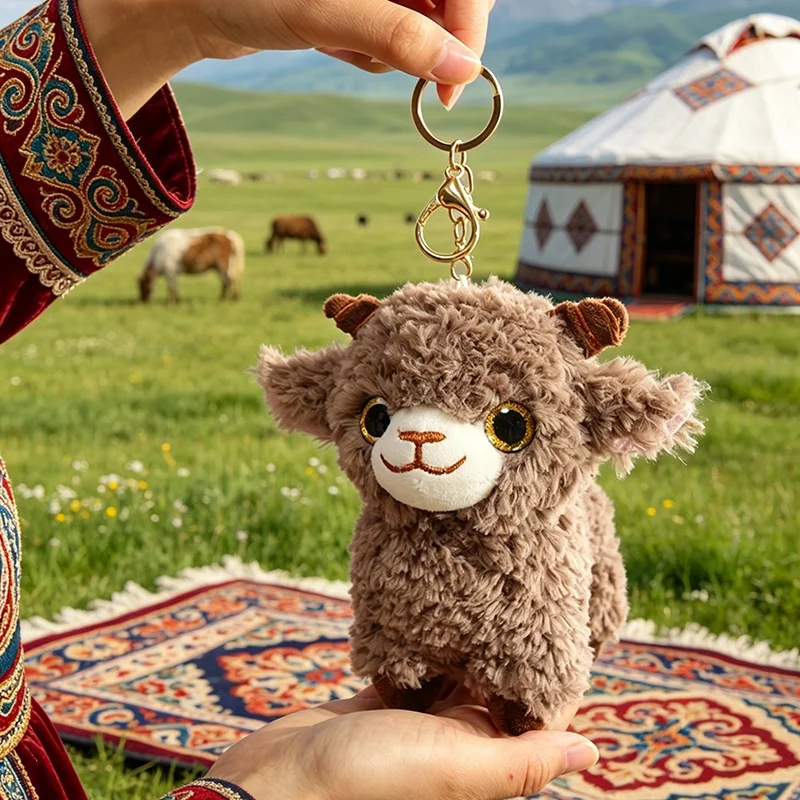 Fluffigt fårgosedjur som nyckelring i liten väskform med Xinjiang-design, 15–22 cm 23 Brun fårplysch med nyckelring och karbinhake visas hängande ovanför en hand.