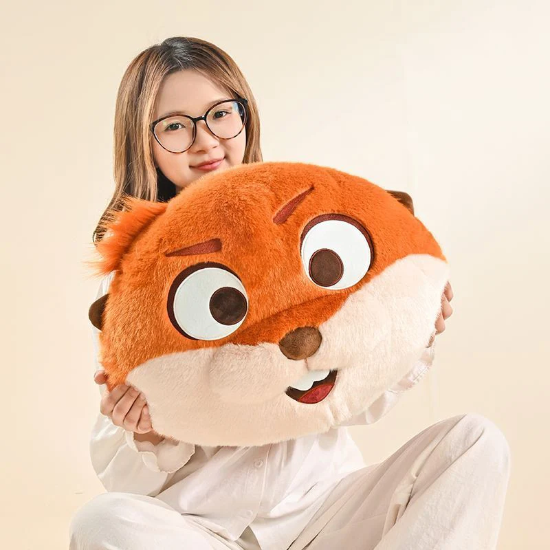 Mabel från Hoppers som söt björnkudde med King George i anime- och tecknad stil 21 Kvinna håller en stor orange bäverkudde med ljus nosparti.