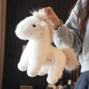 Söt och mjuk hästfigur i realistisk, tecknad stil med animeinspirerad design