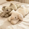 Kanin gosedjur i liggande form, med elefant, ko, lejon och gris som kramdjur och present 14 Kanin gosedjur i liggande form, med elefant, ko, lejon och gris som kramdjur och present