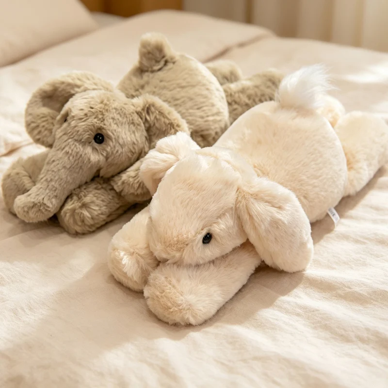 Kanin gosedjur i liggande form, med elefant, ko, lejon och gris som kramdjur och present 28 Två mjuka elefanter som ligger ner.