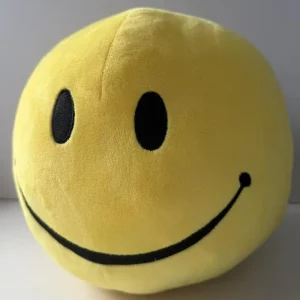 Gult gosedjur med smileyansikte i flera figurvarianter, extra stor rund plyschkudde