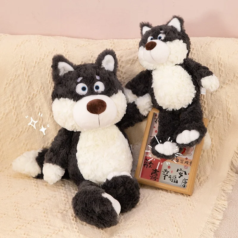 Grått wolf gosedjur i kawaii-stil, extra mjukt och kramvänligt, stort, 40–55 cm 20 Två mörkgrå och vita vargplyschisar sitter på en ljus soffa.