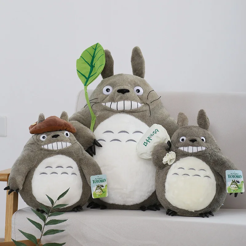 Totoro gosedjur som plyschkudde i tecknad stil från My Neighbor Totoro, 17–48 cm 23 Visa tre storlekar av det grå mjukisdjuret med vit mage och olika detaljer.