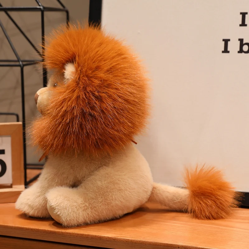 Lejon gosedjur som kramkudde, sött, kungligt och fluffigt, 23–25 cm, födelsedagspresent 20 Sidosyn av ett plush lejon med framträdande man