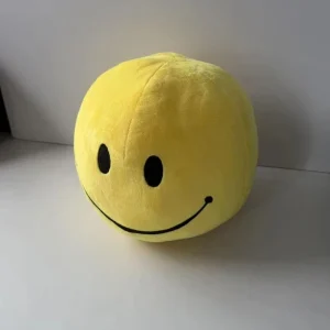 Gult gosedjur med smileyansikte i flera figurvarianter, extra stor rund plyschkudde