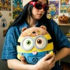 Vampyrklädd Minions-pumpabjörn i cosplaydesign, söt Halloweenprydnad för filmälskare