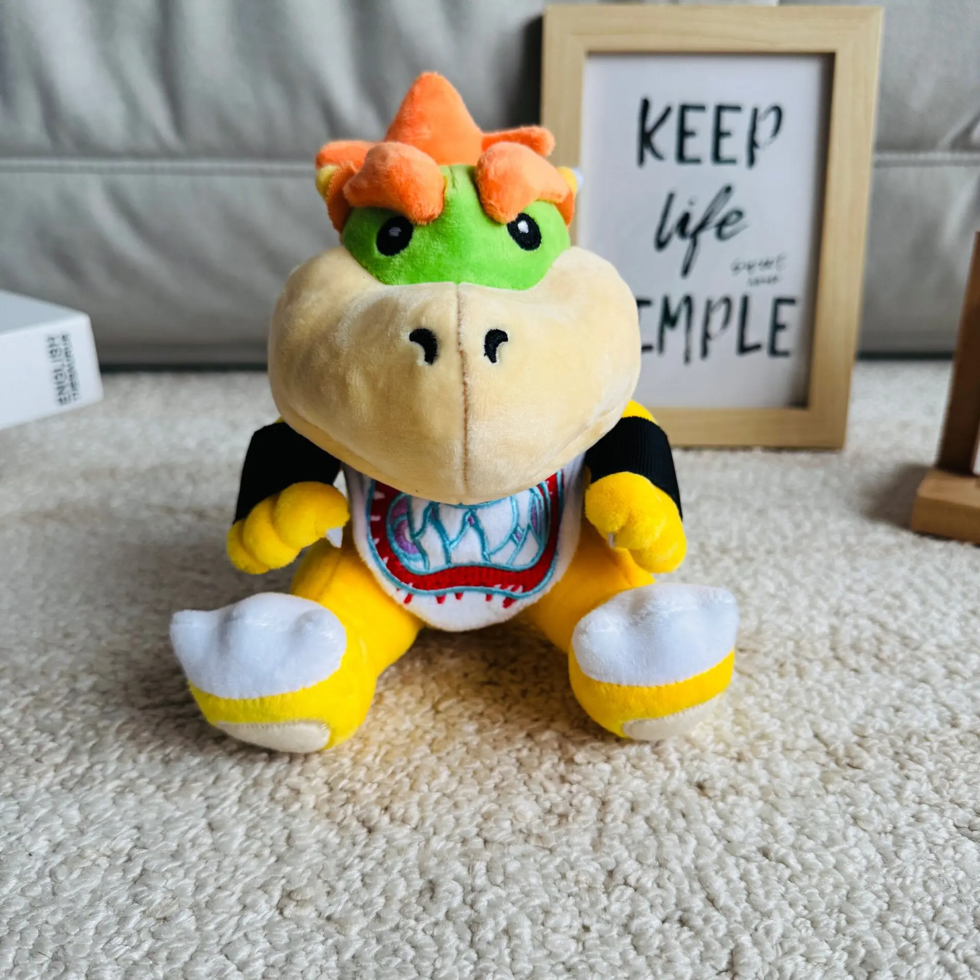 Bowser gosedjur, söt tecknad animefigur för födelsedag och present till fans, 18–20 cm 22 Bowser-gosedjur i en hemtrevlig miljö.
