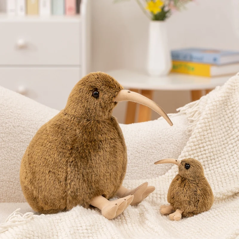 Brunt Kiwi bird gosedjur i verklighetstrogen stil, mjuk kudde som gåva, 12–28 cm 20 Två bruna kiwi-gosedjur i olika storlek på en neutral mjuk yta.