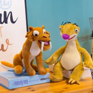 Alternative view of Disney Ice Age sabeltandad tiger gosedjur med mammut, ekorre och sengångare i gripdesign