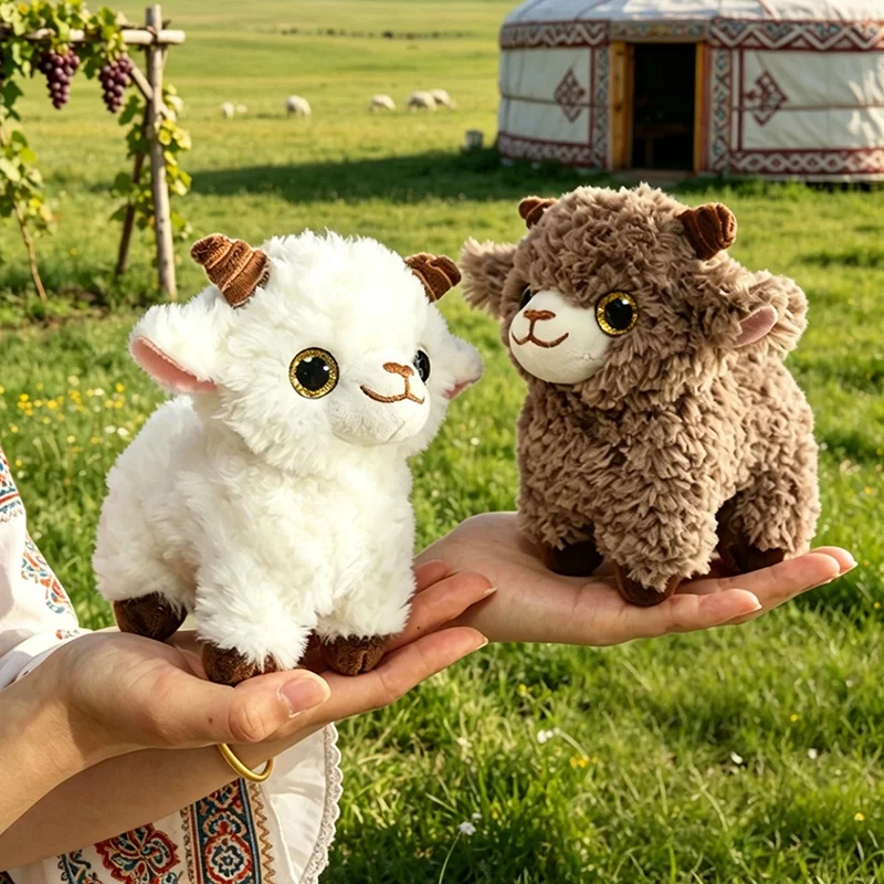 Fluffigt fårgosedjur som nyckelring i liten väskform med Xinjiang-design, 15–22 cm 22 Vit och brun fårplysch visas sida vid sida på händer.