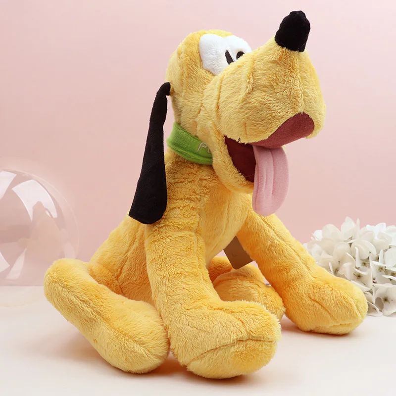 Hund och mus gosedjur i söt, mjuk kawaii- och animestil, från Mickey Mouse, 30 cm 18 Gul mjuk hund med svarta öron och grön halskrage, visad sittande från sidan.