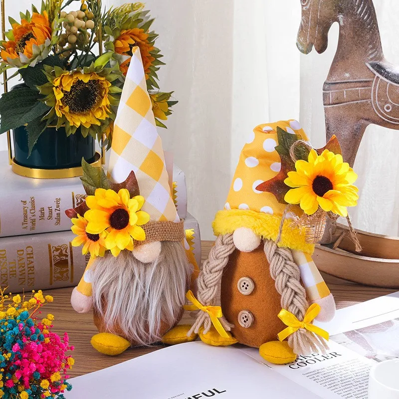 Gnome som nyckelring, Couple och Sunflower, gnomedekoration farmhouse style durable 22 Två dekorativa tomtar med solrosor står framför böcker och en blomkruka.