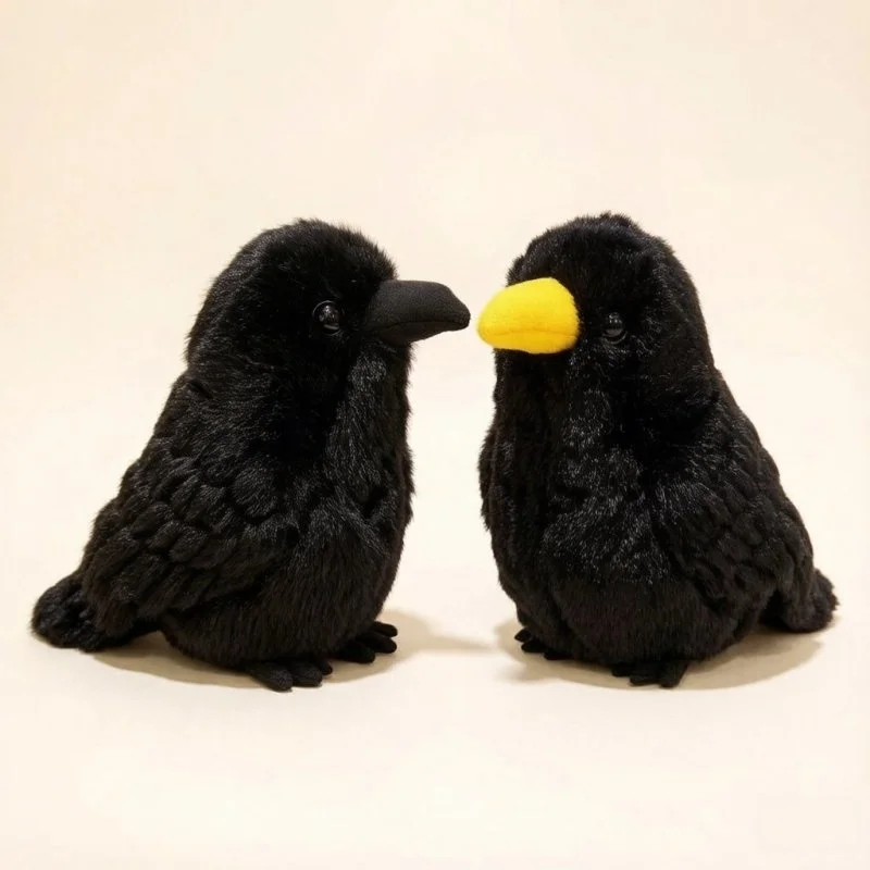 Svart crow gosedjur med söt, realistisk fågelform och kreativ Halloweenstil 26 Två svarta kråkfigurer med olika näbbfärger bredvid varandra.