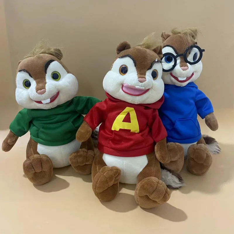 Alvin and the Chipmunks-karaktärer gosedjur i tecknad stil med huvtröjor, 25 cm 18 Tre sittande ekorrfigurer i plysch med röda, gröna och blå tröjor.