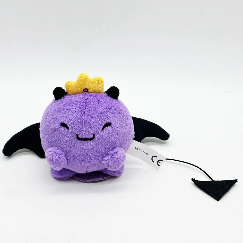 Wemmbu gosedjur i lila från Unstable, söt animefigur för samling och rumsdekoration, 18 cm 23 Visa den lila plyschfiguren framifrån med svarta sidodelar och rem.