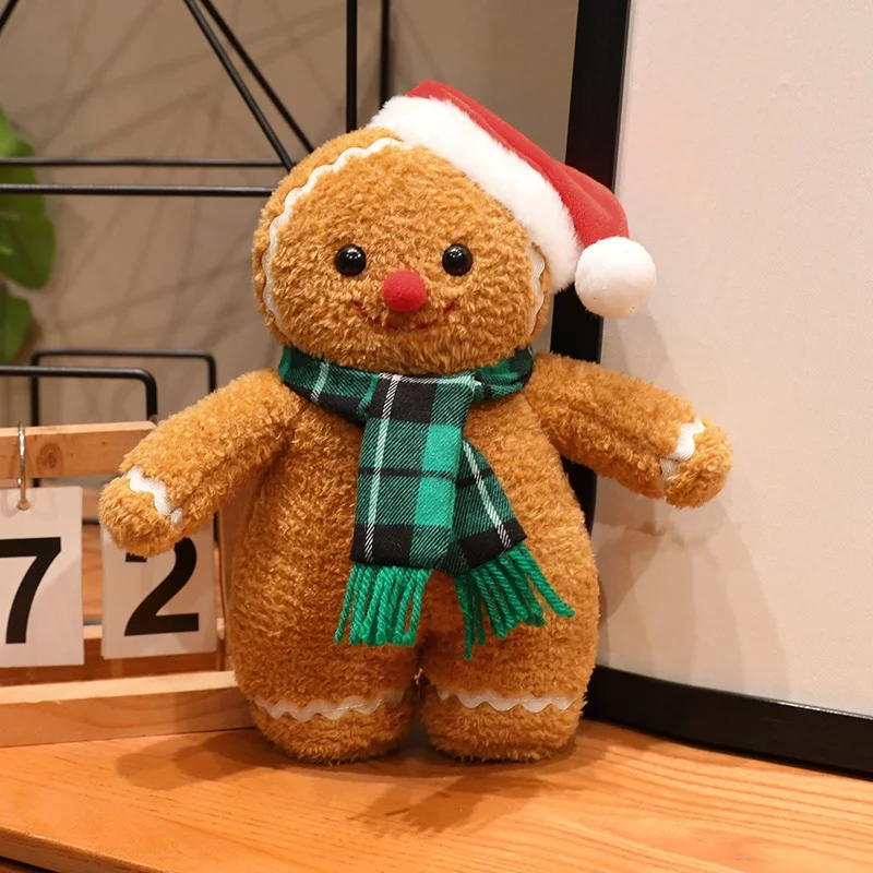 gingerbread man gosedjur som plyschkudde med mössa och halsduk i julstil, 25–35 cm 27 Helbild av pepparkaksgubbe i plysch med tomteluva och grönrutig halsduk.