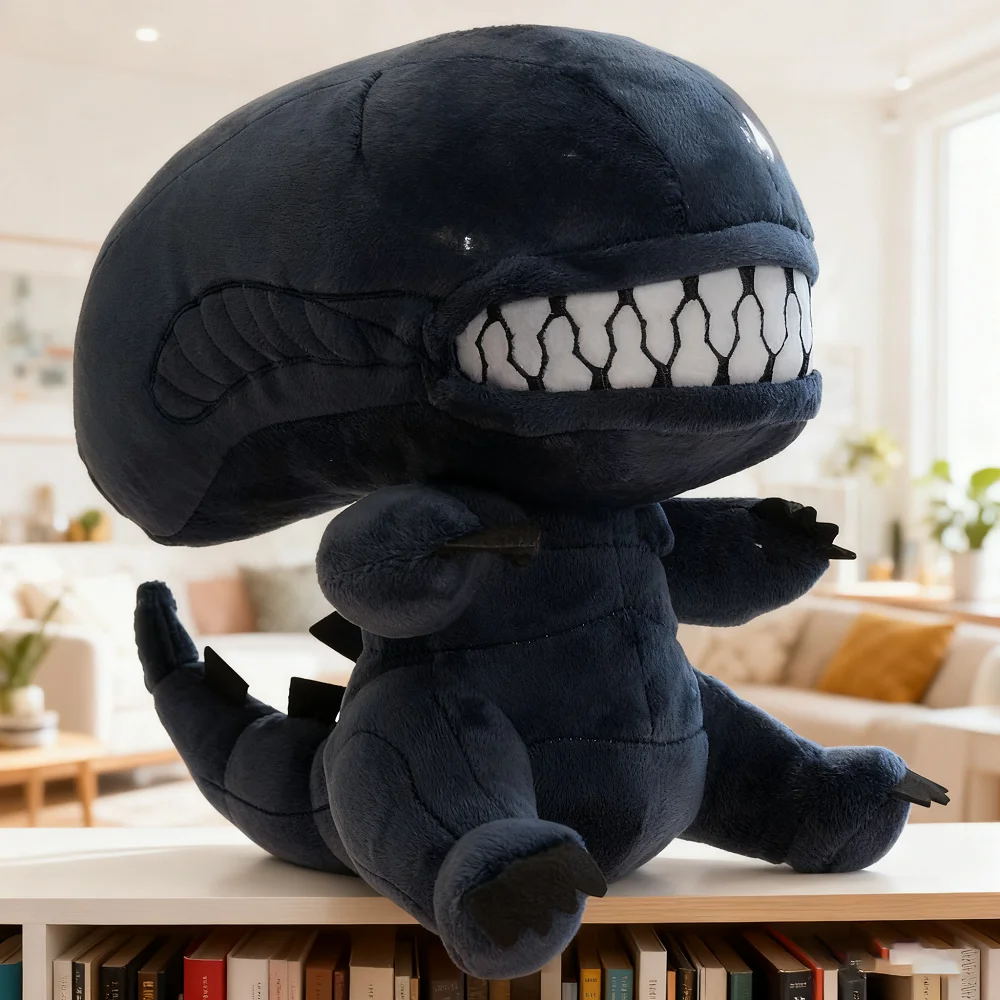Xenomorph gosedjur som plyschkudde, söt och kawaii, alien prydnadskudde böjd svans 20 Sidovy av den mörka alienplyschen med synliga tänder och svans.