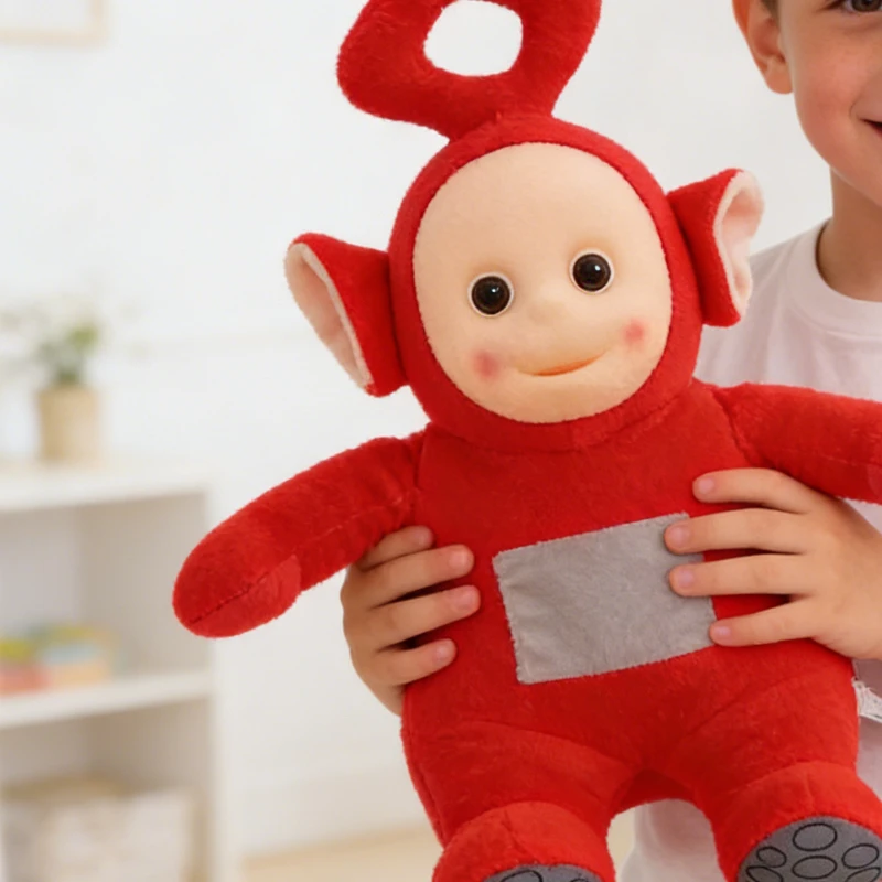 Flera figurvarianter av Teletubbies som gosedjur med kreativ och söt tecknad stil 26 Närbild av den röda mjukisfiguren som hålls av en person.