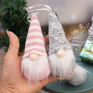 Julgranshängen med handgjorda, stickade minidockor i flera figurvarianter