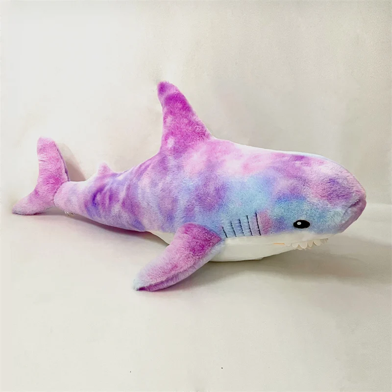 Flera figurvarianter som gosedjur, kawaii plyschkudde och lång sovkudde, 15–140 cm 31 Pastellfärgat hajgosedjur i lila, rosa och blått, visat från sidan.