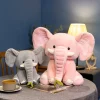 Sittande elefant gosedjur med lång snabel i tecknad stil, rosa eller grått, 25–40 cm 18 Sittande elefant gosedjur med lång snabel i tecknad stil, rosa eller grått, 25–40 cm