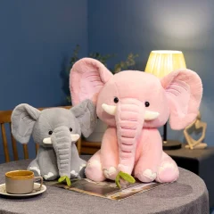 Sittande elefant gosedjur med lång snabel i tecknad stil, rosa eller grått, 25–40 cm