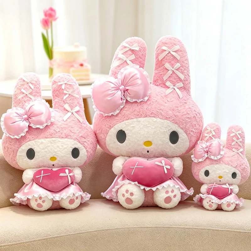 Hello Kitty gosedjur med My Melody, rosa plyschkudde med spets och hjärta, 40–60 cm 21 Rosa kaninliknande gosedjur i tre olika storlekar står på en soffa.