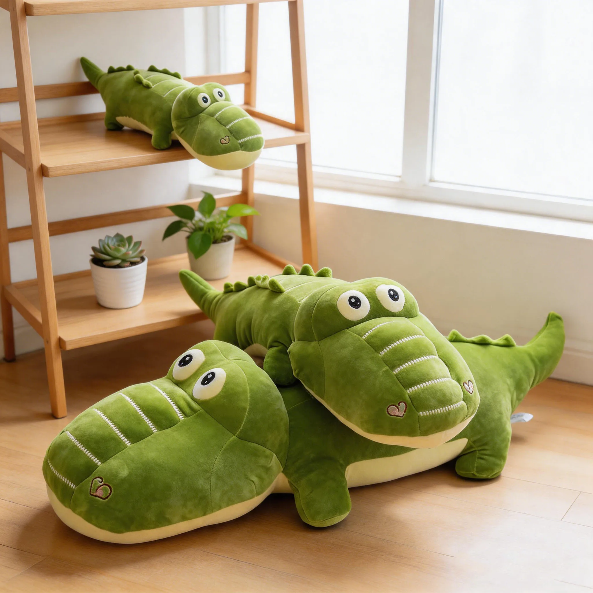 Krokodil gosedjur, Ultra söt och Super adorable, 40–50 cm 18 Grön krokodilplysch i ett rum, visad framifrån och från sidan.