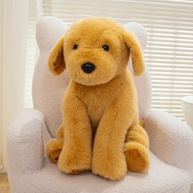 Hund gosedjur i livlik och lurvig design, West Highland, Golden Retriever, Husky, Labrador eller Border Collie, 40–55 cm, present till barn 30 Närbild av en mjuk golden retriever med tydlig hundsilhuett.