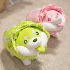 Shiba Inu-hund gosedjur som plyschkudde, utklädd till kålalv med grönsaksmotiv