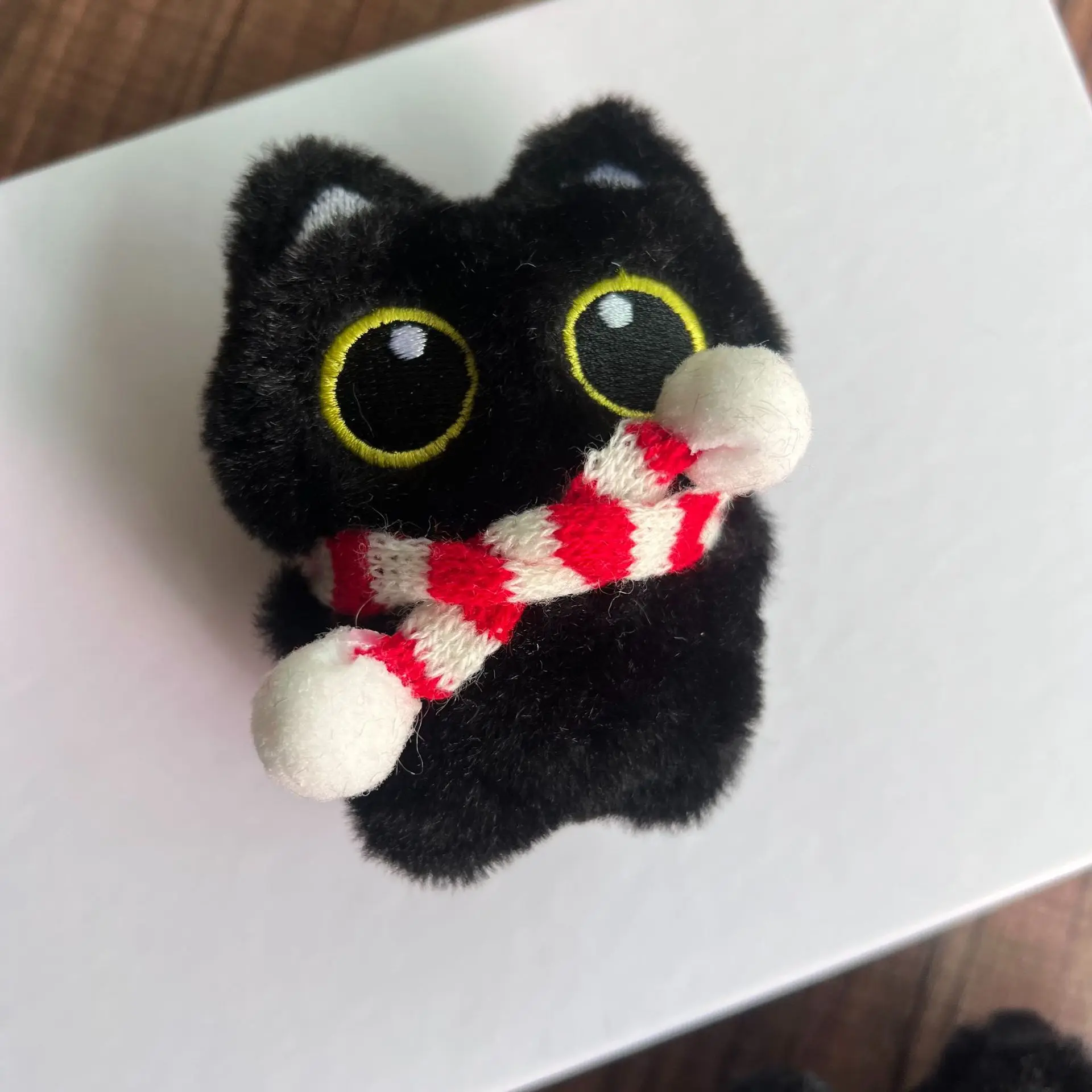 Tecknat svart kattgosedjur med pipfunktion, nyckelring och hänge till väskan 6 Tecknat svart kattgosedjur med pipfunktion, nyckelring och hänge till väskan - Bild 6