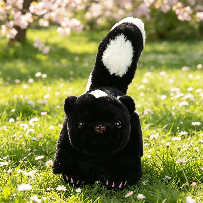 Skunk gosedjur i naturtrogen kawaii-stil för sällskap, dekoration och present till barn 22 Svartvit mjukisdjursskunk framifrån med den höga svansen synlig.