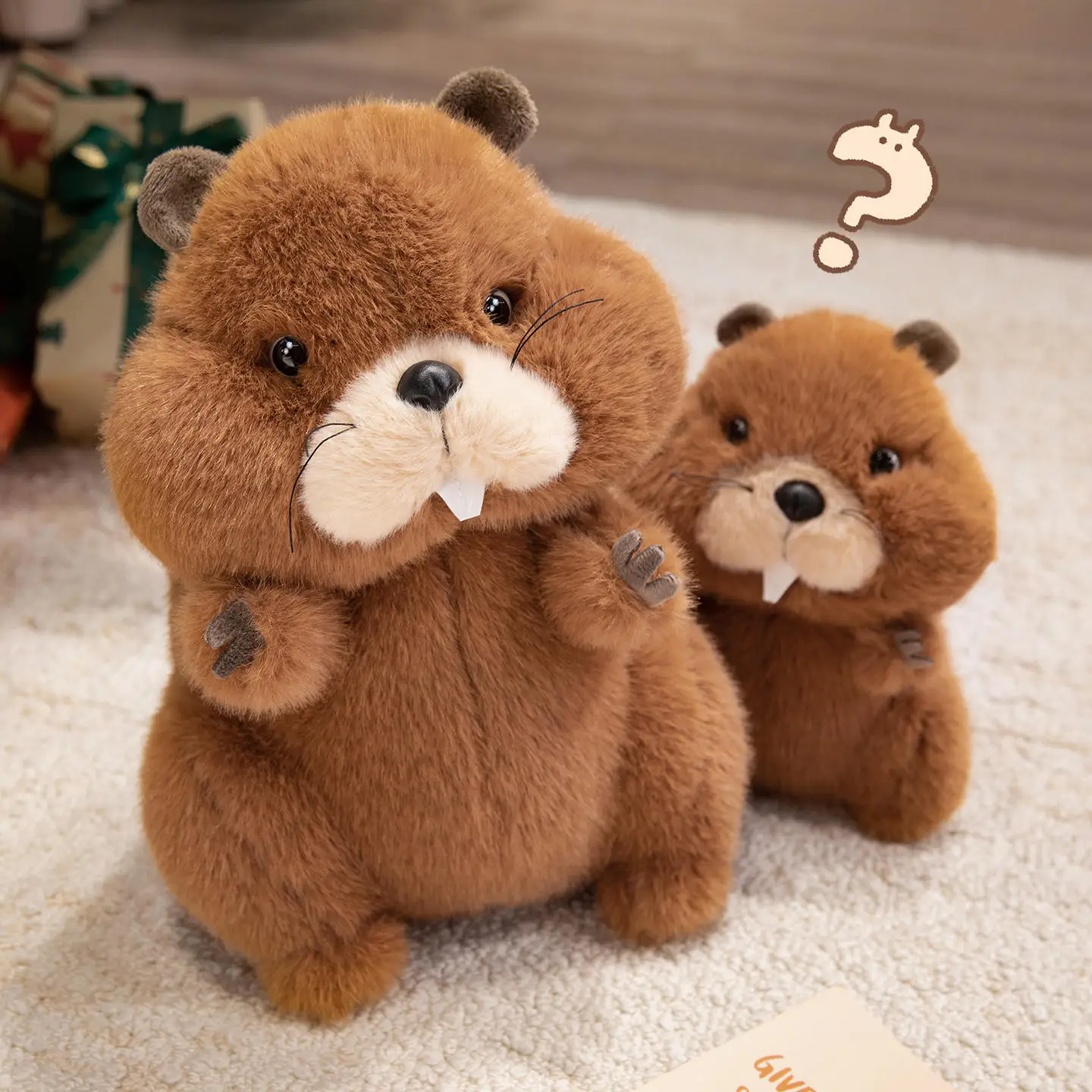 Fluffigt beaver gosedjur som sittande figur, söt födelsedagspresent för barn, 35–45 cm 18 Två bruna plushiga bäverfigurer som står tillsammans.
