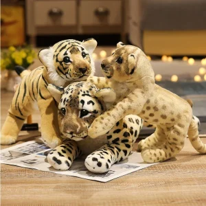 Sött och naturtroget lejon catamount gosedjur i liggande form med tiger- och leopardmotiv