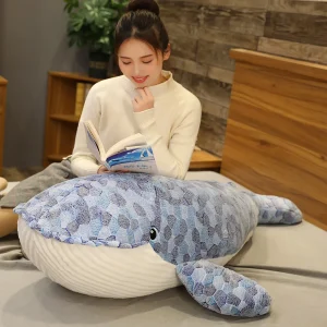 Fish variant gosedjur, blå hajkudde med tecknad design i flera varianter, 50–90 cm