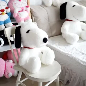 Kramvänlig hundkudde med Snoopy som gosedjur, i söt tecknad stil för soffans ryggstöd