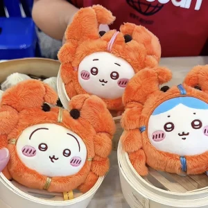 Chiikawa-figur från japansk anime i krabbdräkt, mjuk nyckelring och väskhänge för samling