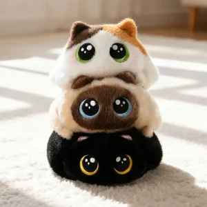 Katt gosedjur med stora ögon och rund, fluffig kawaii-form i tre olika stilar