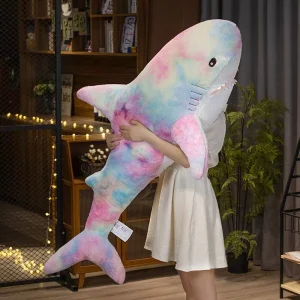 Alternative view of Haj gosedjur, regnbågsfärgad fiskformad sovkudde i kawaii-stil för barn och julklapp