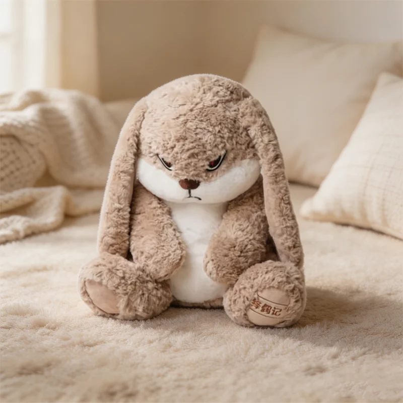Kanin gosedjur med långa öron, argt uttryck och söt kawaii-stil för rumsdekor 18 Brun och vit mjuk kanin med långa öron i sittande position.