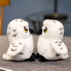 Mjuk och tecknad Hedwig uggla gosedjur, rolig leksak som axeldekor för axeln