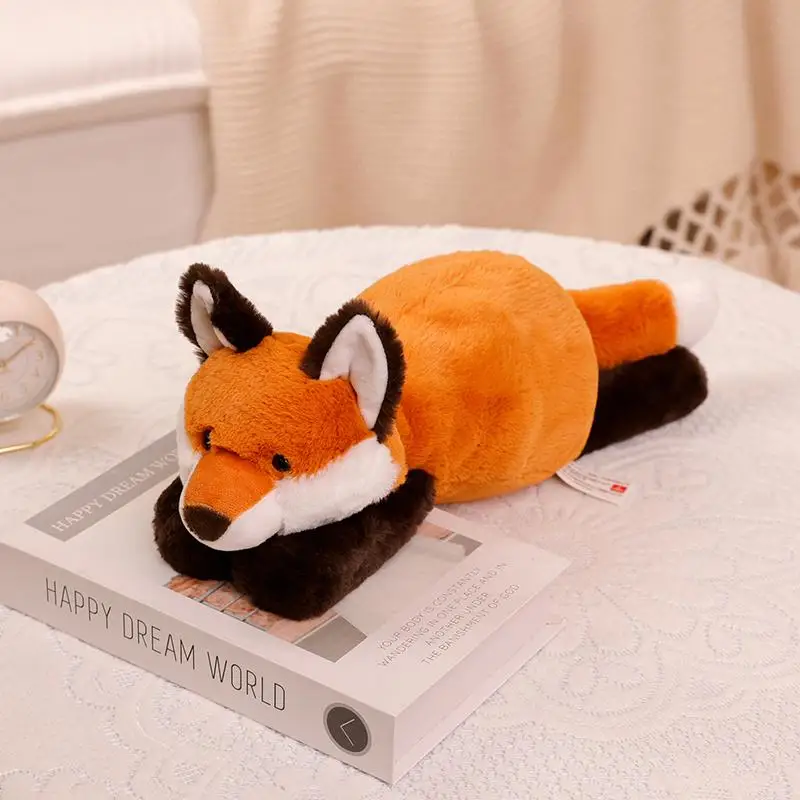 Söta tecknade djurfigurer som mjuka gosedjur och plyschkuddar för sovstunden 27 Orange rävformad mjukisfigur med vita och svarta detaljer på en bok.
