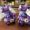 Fortnite-gosedjur i lila tecknad stil med flera figurvarianter, mjukt och bekvämt