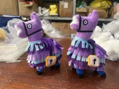 Fortnite-gosedjur i lila tecknad stil med flera figurvarianter, mjukt och bekvämt